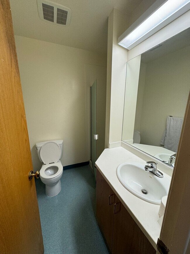 Building Photo - RENT REDUCTION -Spacious 4 bedroom with 3 full bathrooms. Well maintained, private 4-plex with la...