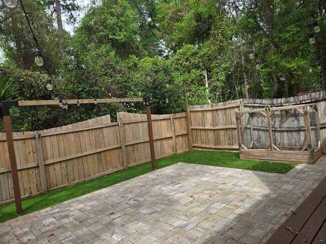 Building Photo - Spacious 2-bedroom, 1.5-bath end-unit townhouse in Carriage House