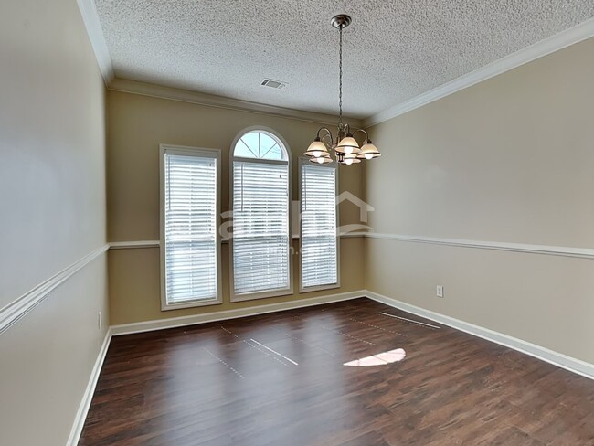 Building Photo - 212 Thorncrest
