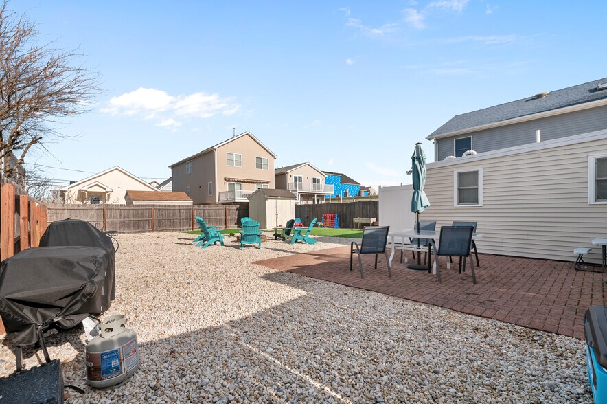 Building Photo - 104 7th Ave