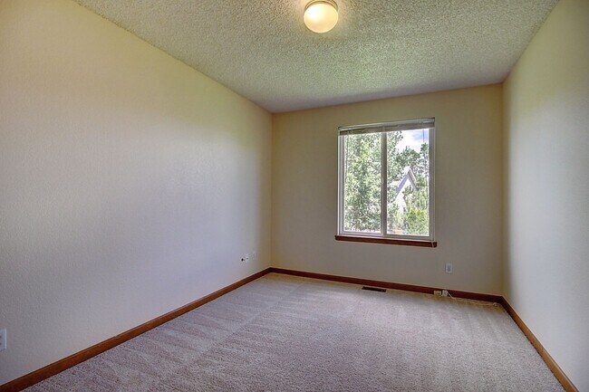 Building Photo - Charming 3 Bed 2 Bath Willow Run Home - Available August 10!