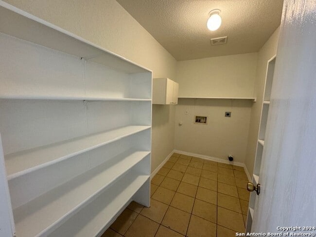 Building Photo - Super Clean & Move-In Ready! 3 Bed, 2.5 Ba...