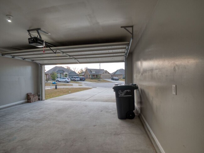 Building Photo - Spacious Single-Family Home Available Now!