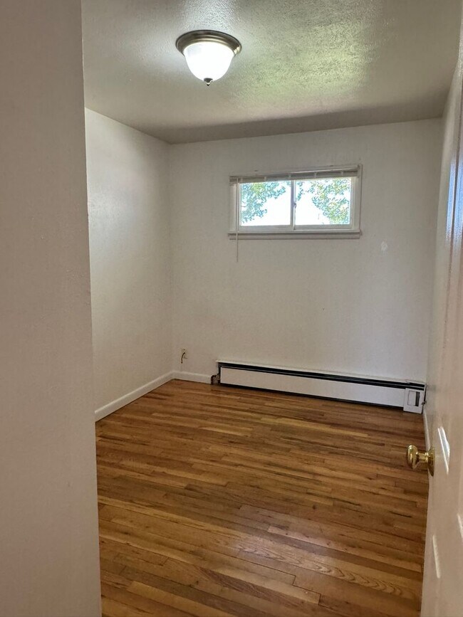 Building Photo - 3Bed 1Bath Ground Floor Unit Near Campus!!!!!