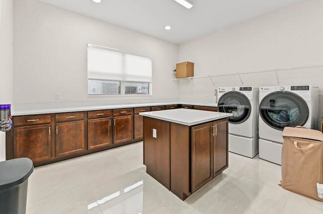 Building Photo - 15030 Wildwood Cir