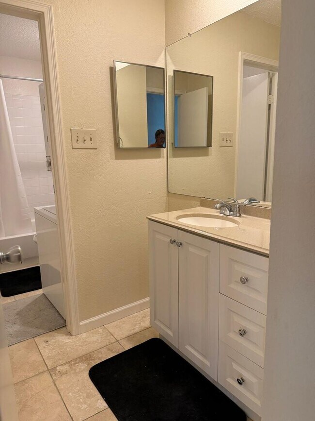 Building Photo - 1/1 Condo Walking Distance to UT