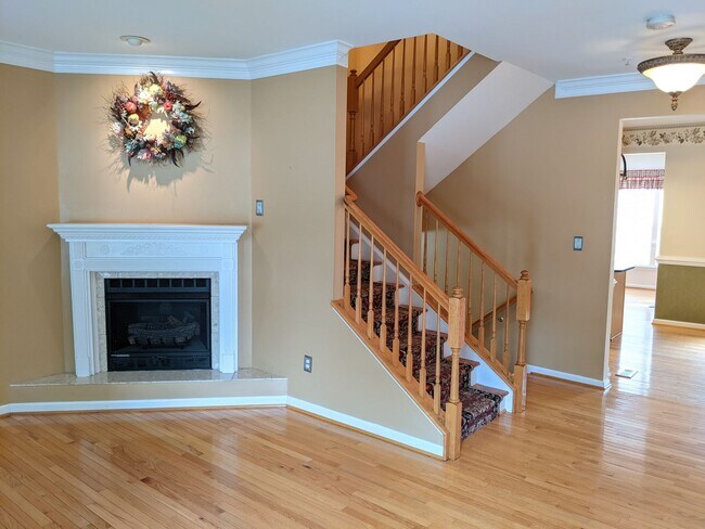 Building Photo - Townhouse in Spring Ridge community - OAKDALE school district - available before the holidays!