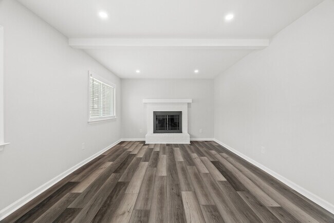 Building Photo - 3405 Somme Ave