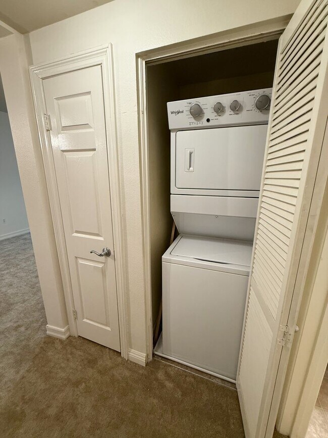 Building Photo - 2 Bed/2 Bath Condo available at Union Square!