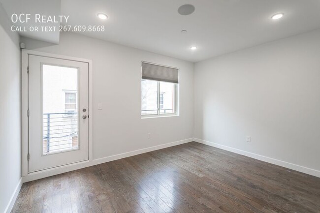 Building Photo - Two Bed Olde Kensington Apartment