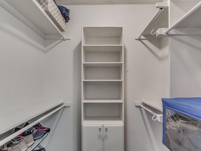 Building Photo - Fully Furnished Short Term Rental