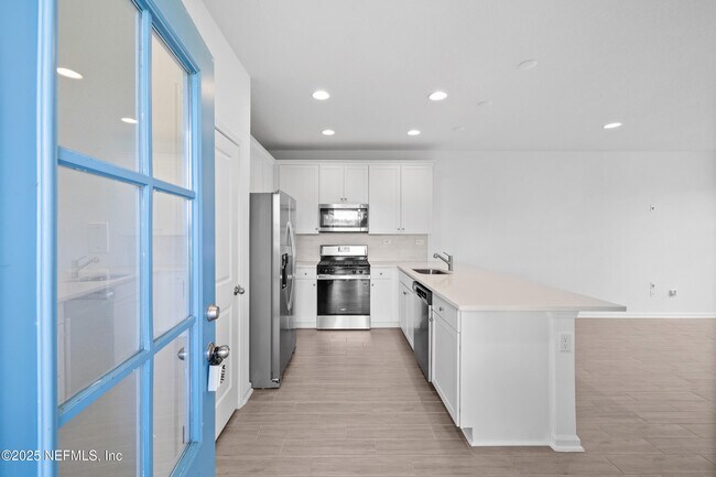 Building Photo - 180 Brandon Lks Dr