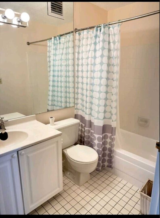 Building Photo - 111 W Maple St