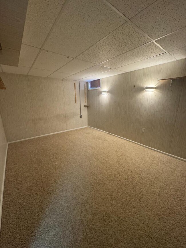 Building Photo - 1004 W Rochester Ave