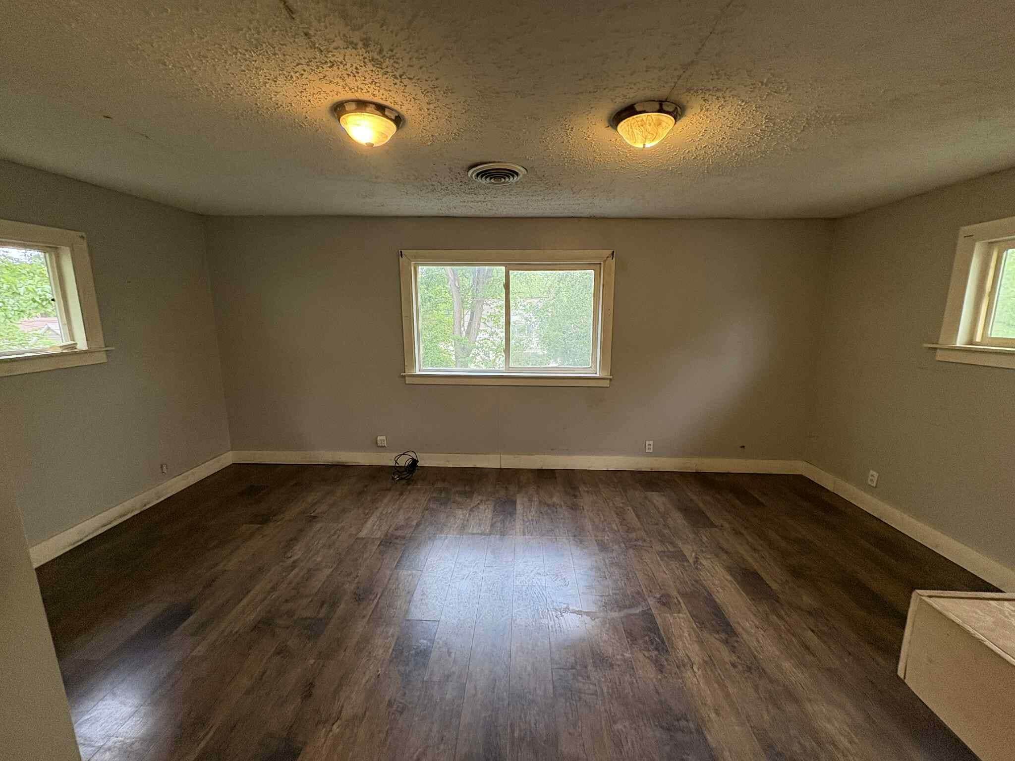 Building Photo - 945 W 9th St