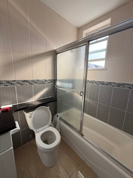 Largest Bedroom Private Bathroom - 64 Quentin Rd