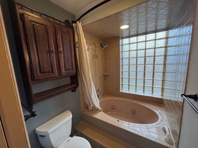 Building Photo - Spacious Private Oasis - 3 Bedroom 2 Bathroom House in Green Tree!