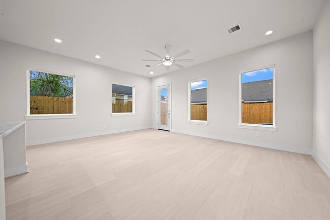 Building Photo - 4525 Davenport St