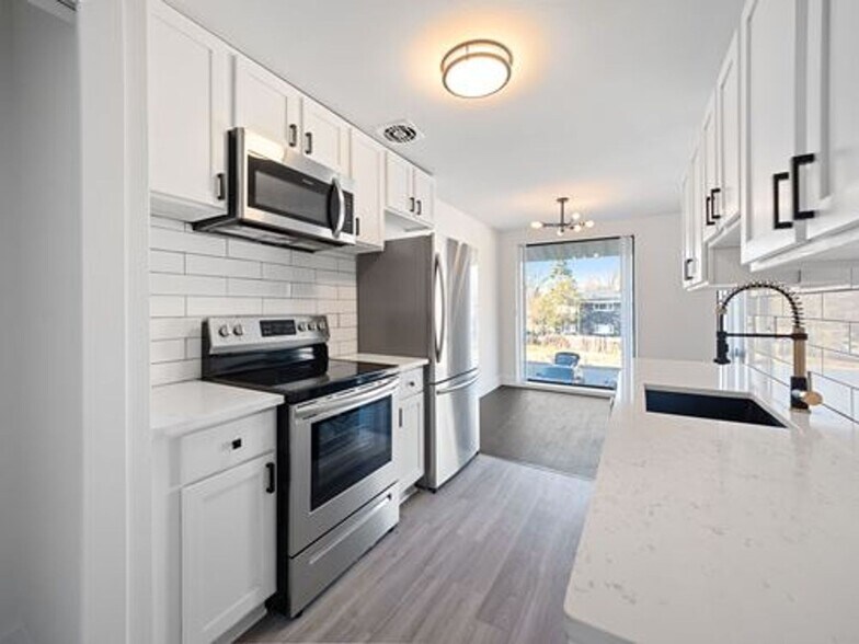 Interior Photo - Royal Oakland Apartments (Better Livin LLC)