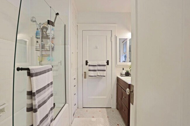 Building Photo - 2 Bed 1 Bath on a quiet street.