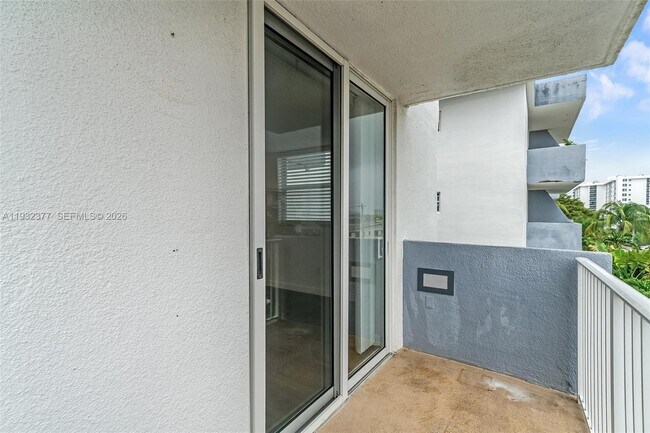 Building Photo - 1801 S Treasure Dr