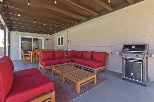 Building Photo - Modern home w Private Pool, Spa, Pets Welc...
