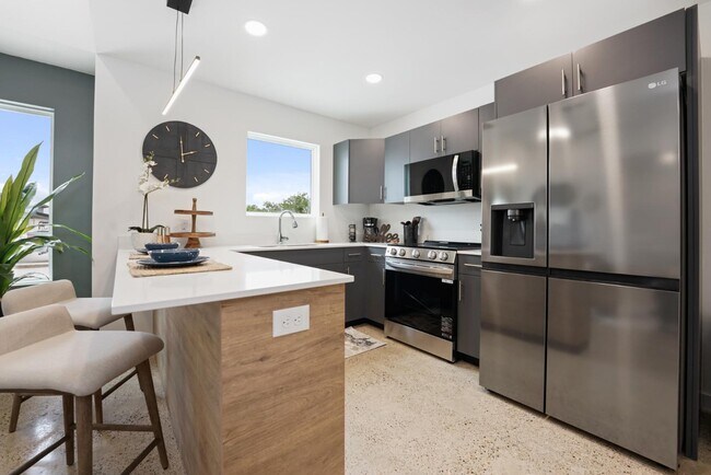 Building Photo - 700 Onyx Dr