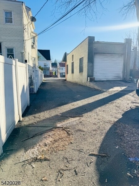 Building Photo - 746 Springdale Ave