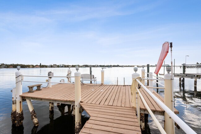 Building Photo - 114 S Lake Dr