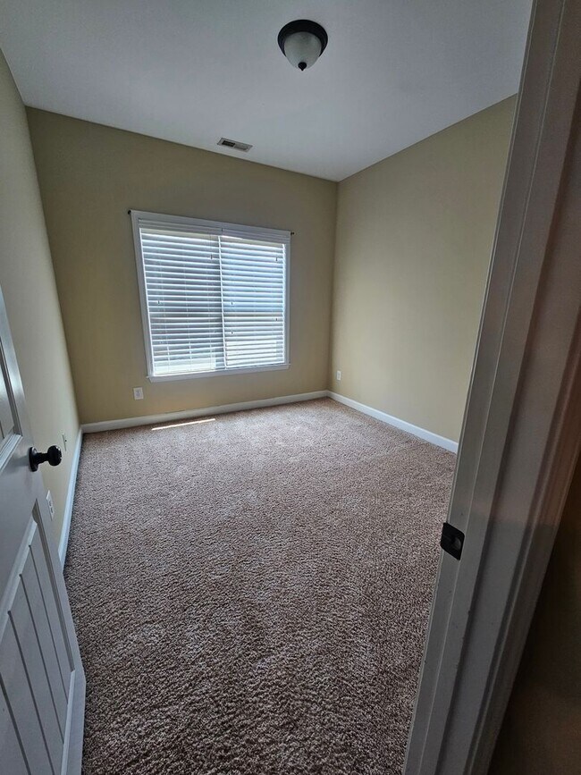 Building Photo - 204 Twilight Dr