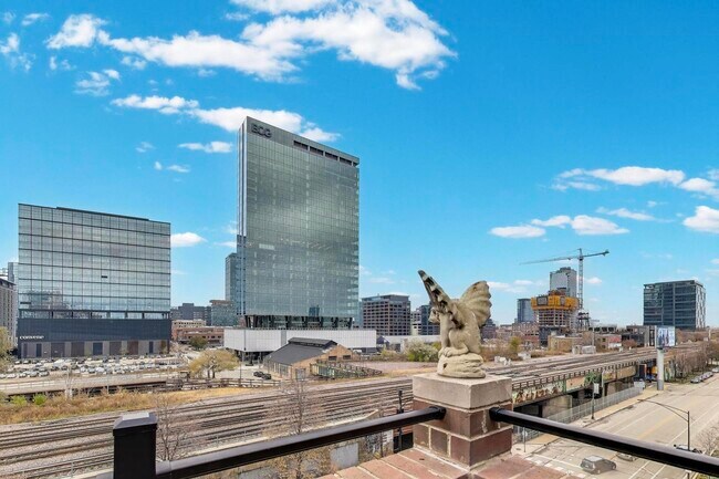 Building Photo - 816 W Hubbard St