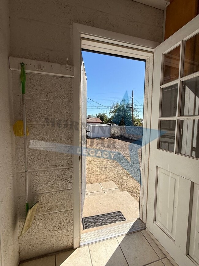 Building Photo - MOVE IN SPECIAL - Sweet 2 Bedroom Home!