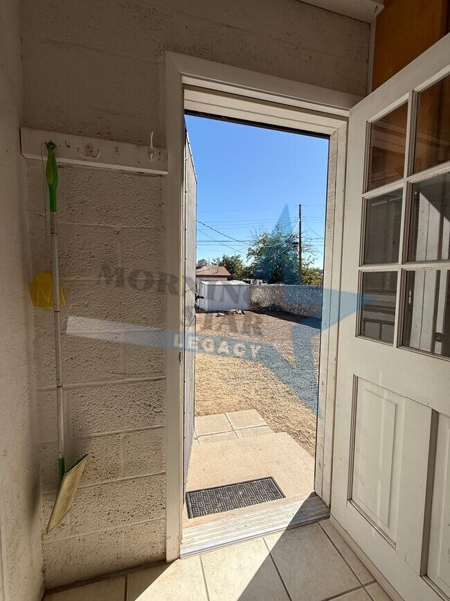 Building Photo - Sweet 2 Bedroom Home - Available Now!