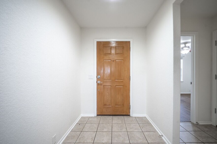 Building Photo - 2619 Amethyst Dr