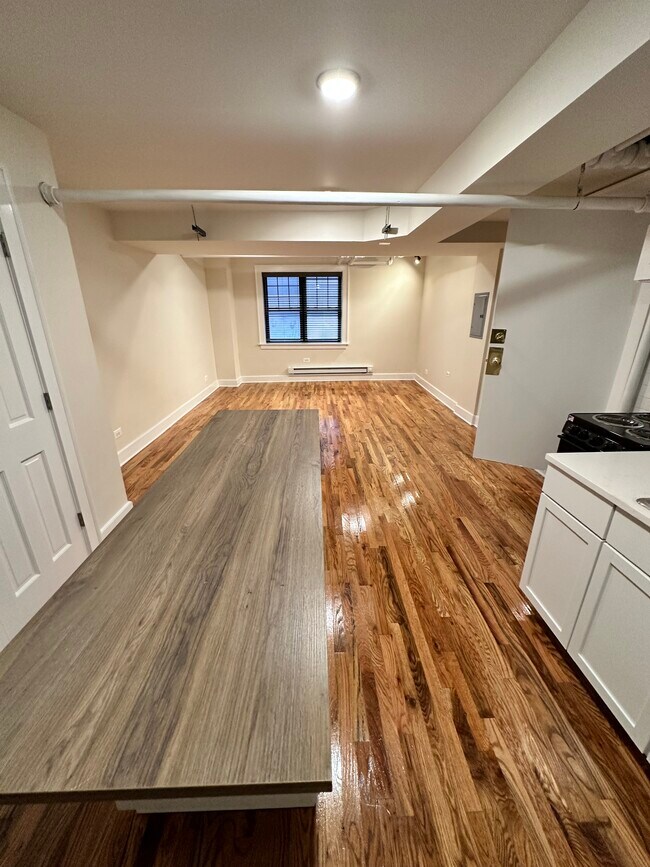 Building Photo - 845 W Agatite Ave