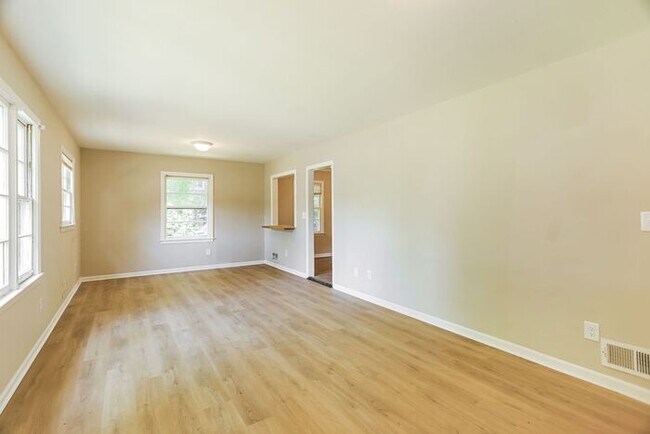 Building Photo - $1300! 3Bed/1Bath in Center Point! Available Soon! Cheers to 250 years—celebrate with limited-tim...