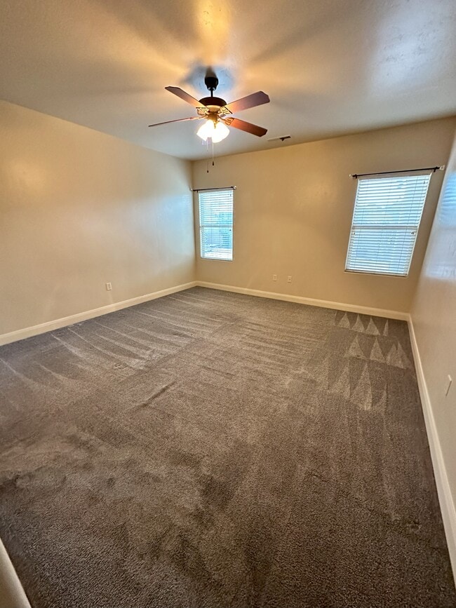 Building Photo - 1038 E Stable Way