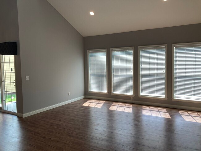 Building Photo - Bright 3BR Townhome with Bonus Room - Available NOW!