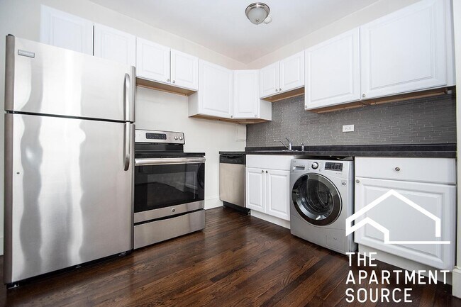 Building Photo - 3345 N Marshfield Ave