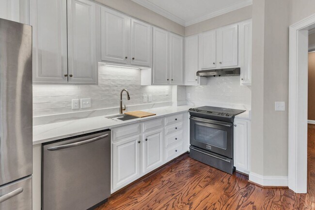 Building Photo - Newly Renovated Condo in The Westende with...