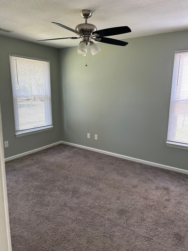 Building Photo - 2 bedroom, 2 bath Duplex