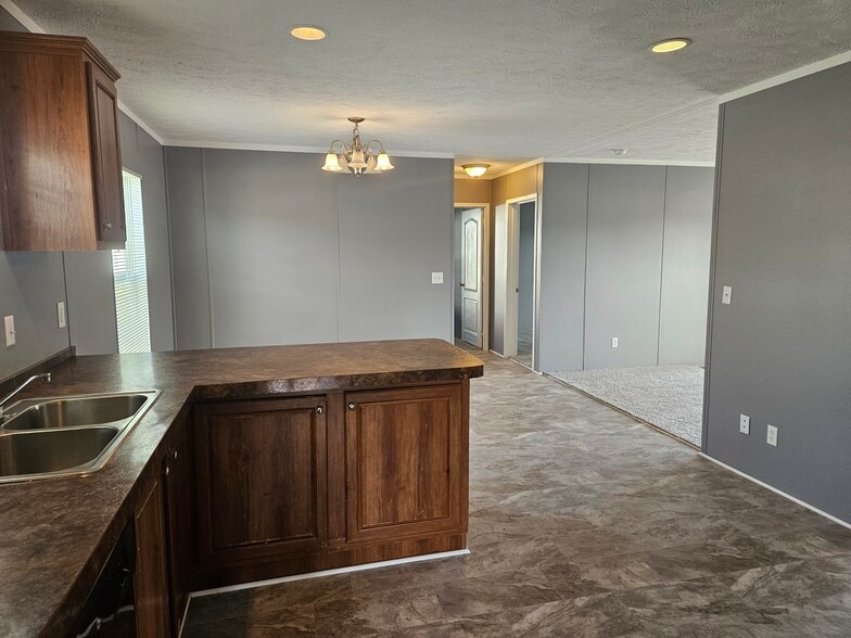 Building Photo - 39 Lynnwood Cir