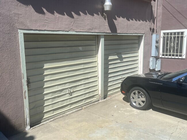 Building Photo - 2500 S Bronson Ave