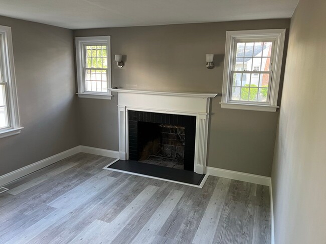 Building Photo - Fully Remodeled Cape Style Home in Manchester, CT