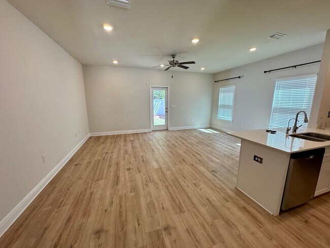 Building Photo - 272 The Prado