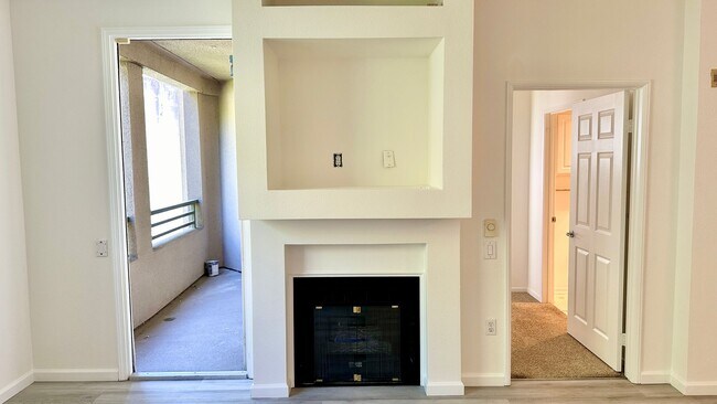Building Photo - Bright + Spacious First-Floor Condo in Par...