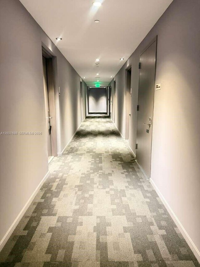 Building Photo - 1300 Brickell Bay Dr