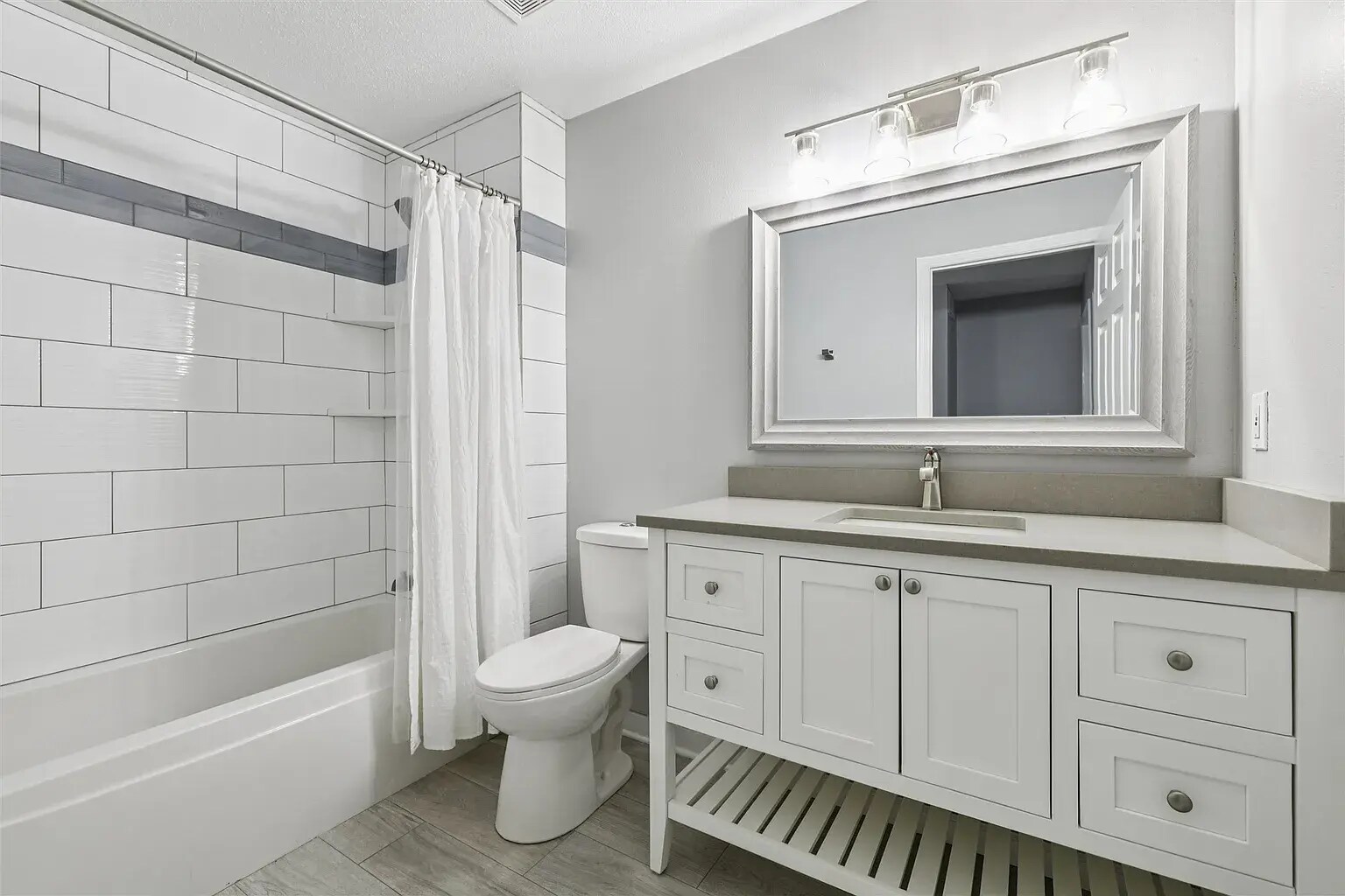 Building Photo - 811 Burr Oaks Dr