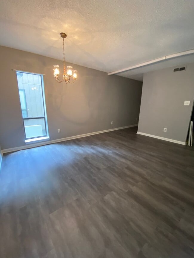 Building Photo - 611 Pine Ridge Pl