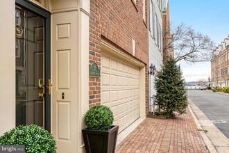 Building Photo - 17 Alexander St